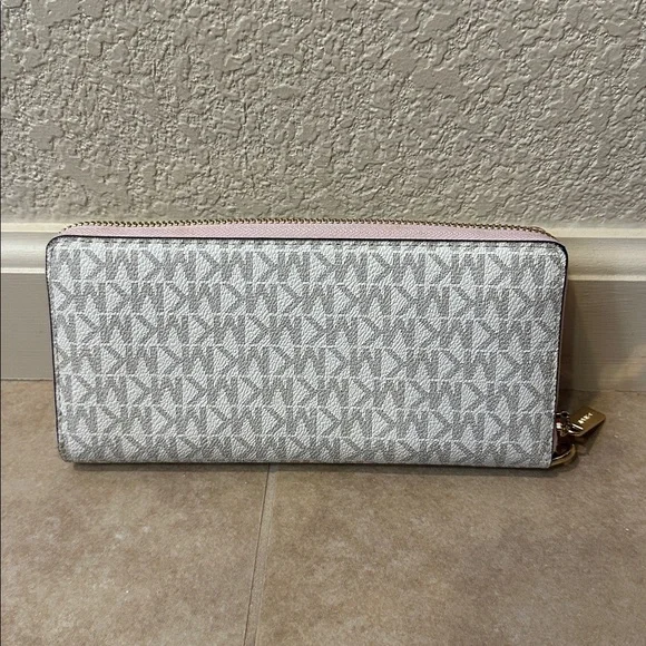 New Michael Kors Zip Around Wallet - Picture 3 of 5